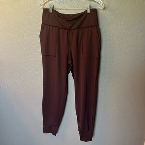 GAPFit women’s raisin-colored Eclipse Jogger, size S. LIKE NEW!
